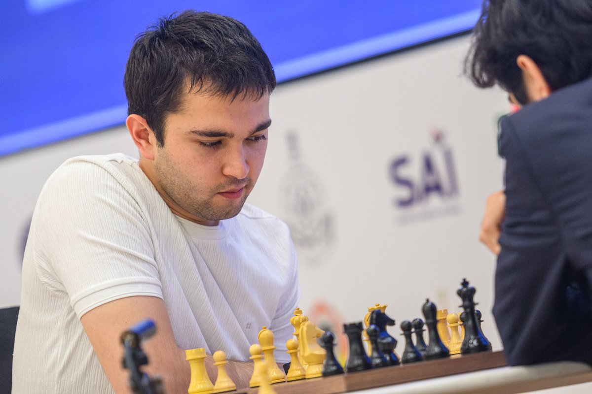 chesscom_in's tweet image. Wild day at the 2025 FIDE World Cup: GM Wei Yi finds a brilliant sacrificial escape vs Esipenko in what David Howell calls “one of the most fun draws so far”. 

In the other semi, Sindarov presses hard but Yakubboev holds! 

#FIDEWorldCup2025 

📸 @FIDE_Chess