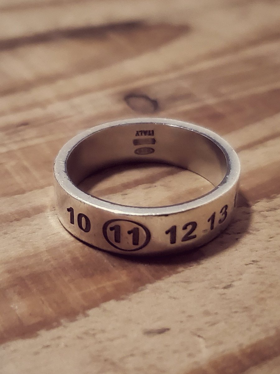 noiretblanc_ya2's tweet image. 愛用してるアクセの1つであるマルジェラの確か19AWのナンバリングロゴのリング。
反対側に “FRAGILE” の刻印入りで最近はそっち側を表で付けるのがマイブーム😎✨

なぜかというと…分かりますよね👍💙💙
#MaisonMargiela
#DeathStranding2 #Fragile
