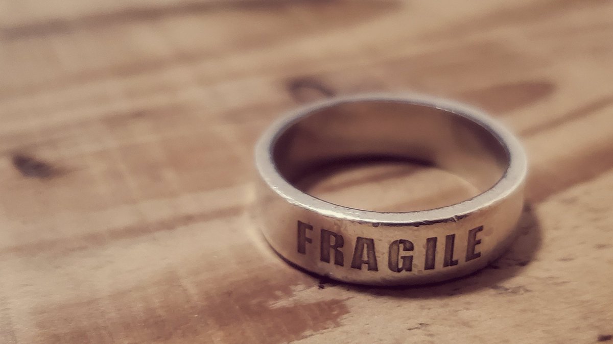 noiretblanc_ya2's tweet image. 愛用してるアクセの1つであるマルジェラの確か19AWのナンバリングロゴのリング。
反対側に “FRAGILE” の刻印入りで最近はそっち側を表で付けるのがマイブーム😎✨

なぜかというと…分かりますよね👍💙💙
#MaisonMargiela
#DeathStranding2 #Fragile