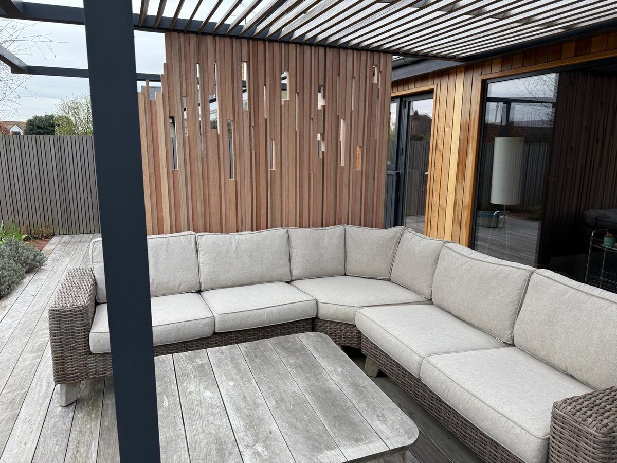 southgatetimber's tweet image. New project using mixed-size Far Eastern Hardwood P.A.R. battens, clean lines, modern look, beautiful colour variation. Simple idea, stunning result.

#Timber #HardwoodBattens #GardenDesign #SouthgateTimber