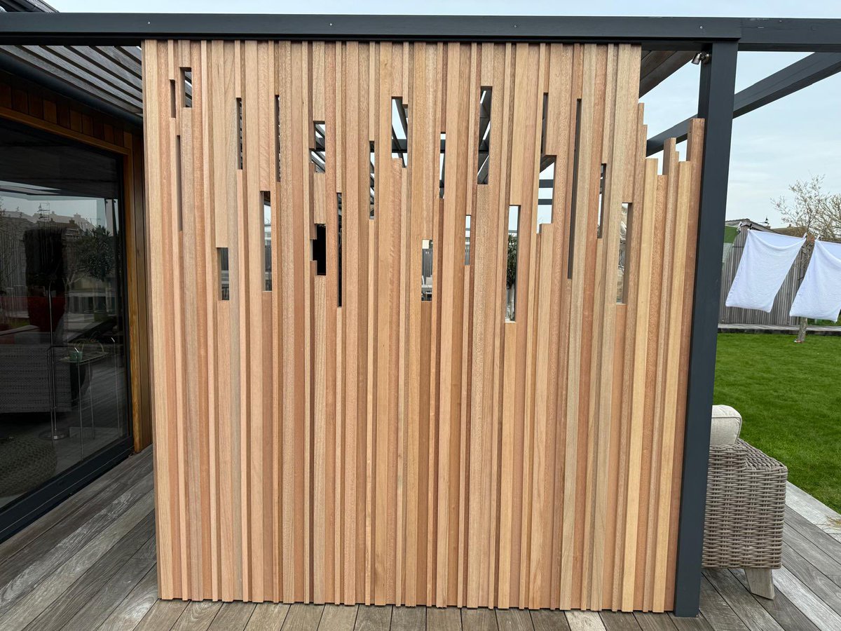southgatetimber's tweet image. New project using mixed-size Far Eastern Hardwood P.A.R. battens, clean lines, modern look, beautiful colour variation. Simple idea, stunning result.

#Timber #HardwoodBattens #GardenDesign #SouthgateTimber