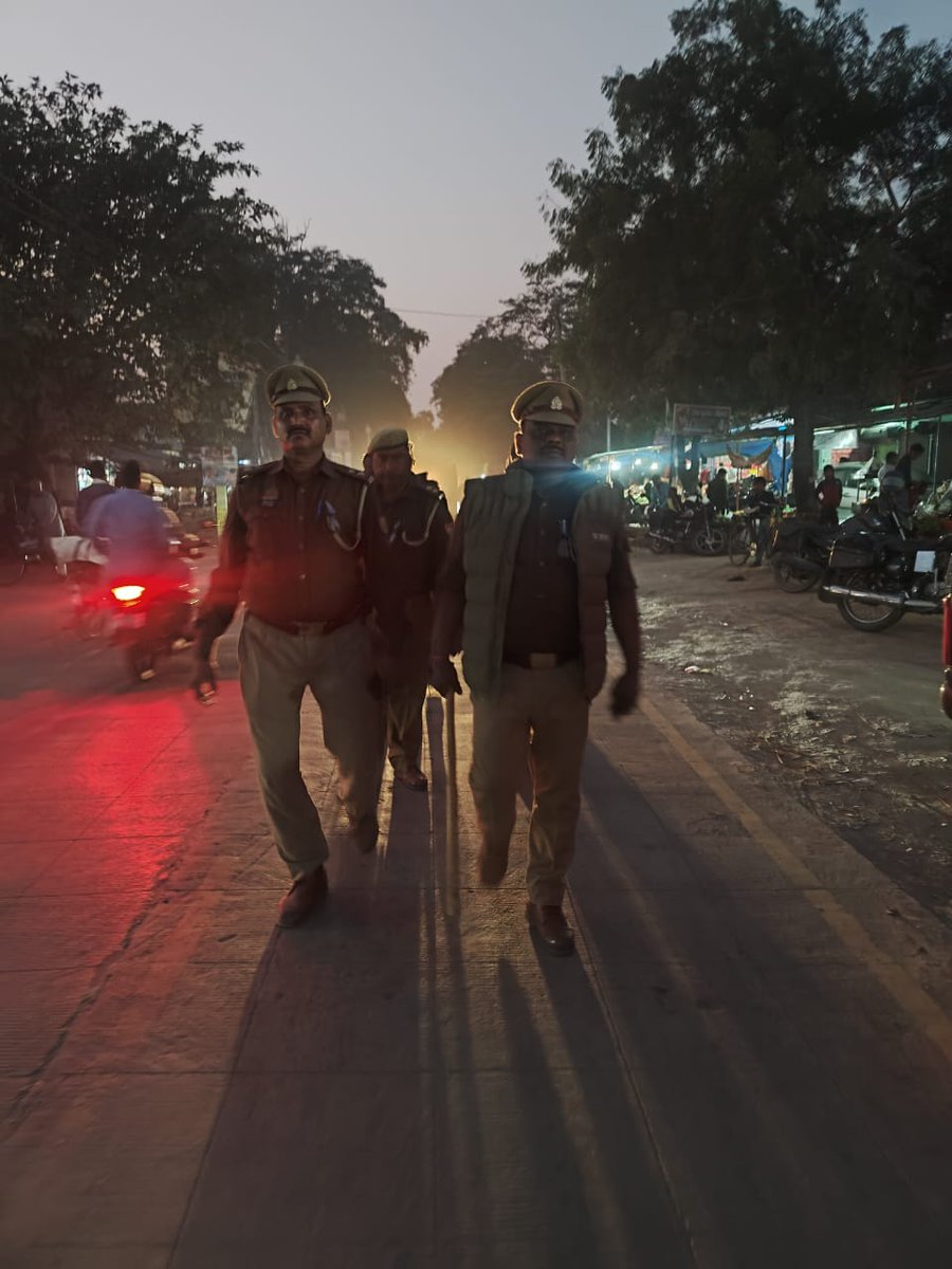 bahraichpolice's tweet image. जनपद में अपराध-नियंत्रण व आमजन में सुरक्षा की भावना जागृत करने के दृष्टिगत #SPBahraich के निर्देशन में थाना रामगांव पुलिस द्वारा भीड़-भाड़ वाले स्थानों तथा मिश्रित आबादी वाले संवेदनशील क्षेत्रों में किया गया पैदल गश्त।    
#UPPolice