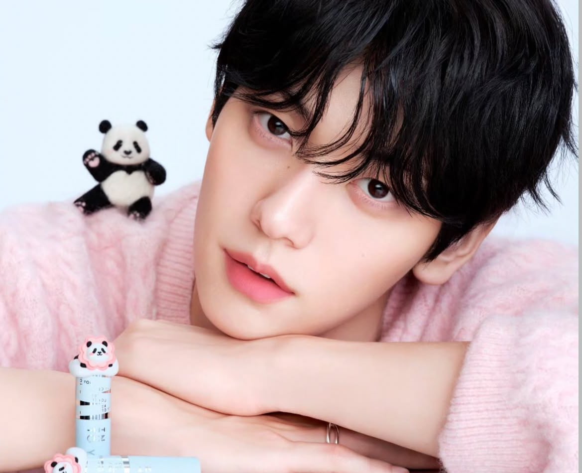 he is so beautiful and his skin is genuinely so perfect, must be that pregnancy glow 🩷🩷