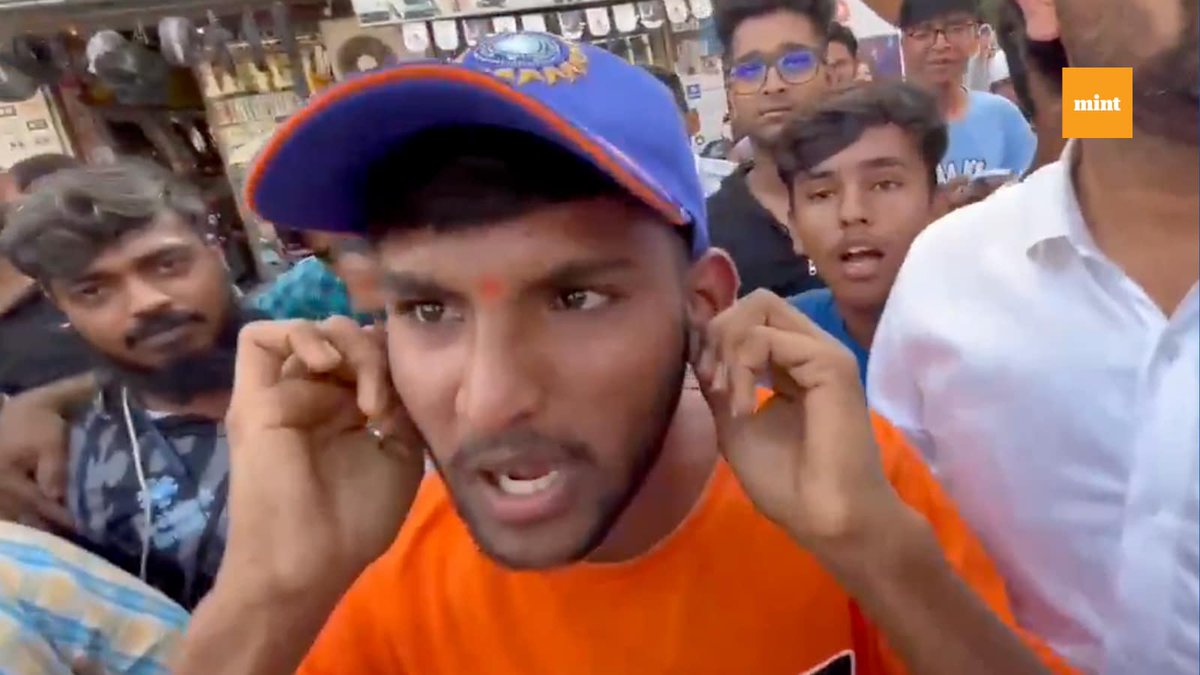 Brave Marathi Language warriors in front of Paijaans