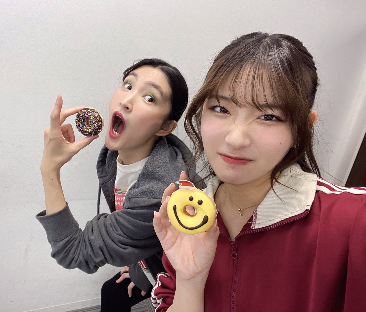nono2170's tweet photo. #素敵なカミングアウト2025

初日公演ありがとうございました✨

明日は、

22日(土)
☀️13:30 開演
🌙18:30 開演

です！
当日券もございますのでお待ちしてます✨

2人でひっろい楽屋使わせてもらってる優希さん♡と、瞬さんのお客様から差し入れいただいたドーナツ☺️
ごちそうさまでした！ https://t.co/BeiZwu29cG