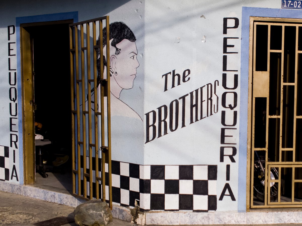 Un trabajo de cuidado con la figuración y el lettering para comunicar el mensaje. Encontrado en el barrio Santa Elena de Cali. De la colección instagram.com/grafica_popula…