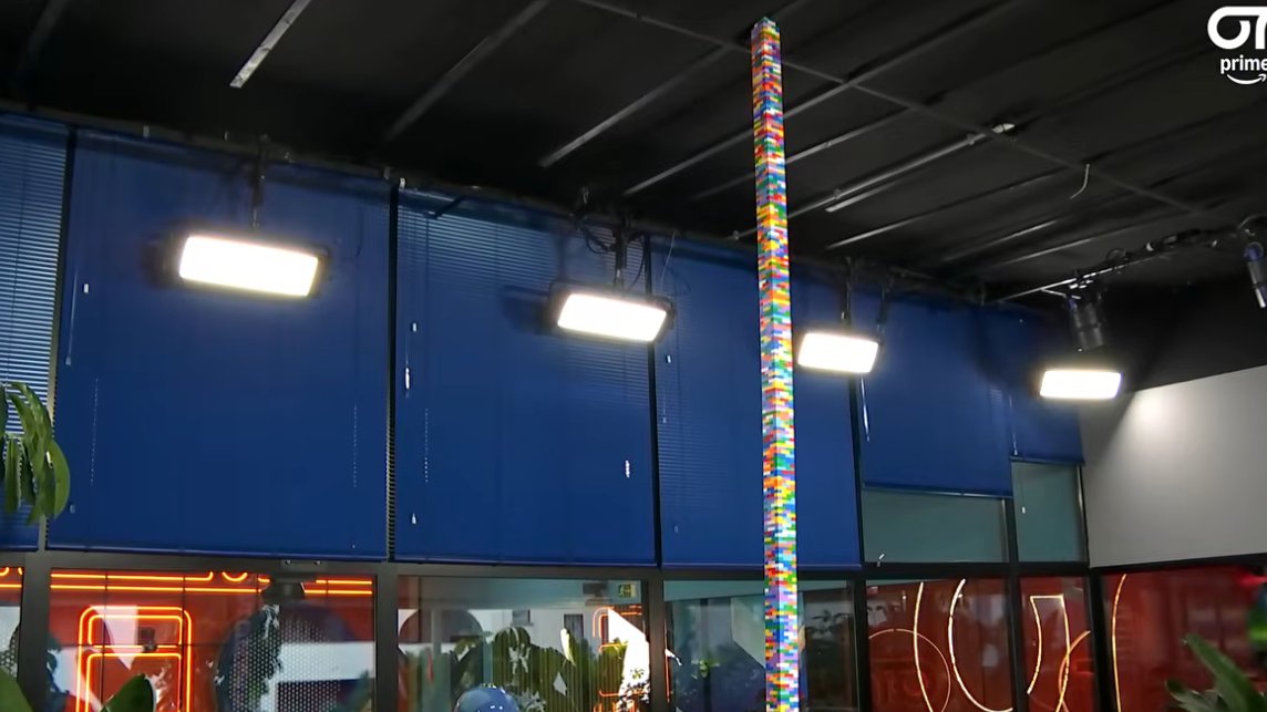 Por favor, que cuándo salga Guille de la academia alguien le pregunte cómo cojones ha llegado con los legos hasta ahí arriba #OTDirecto21N