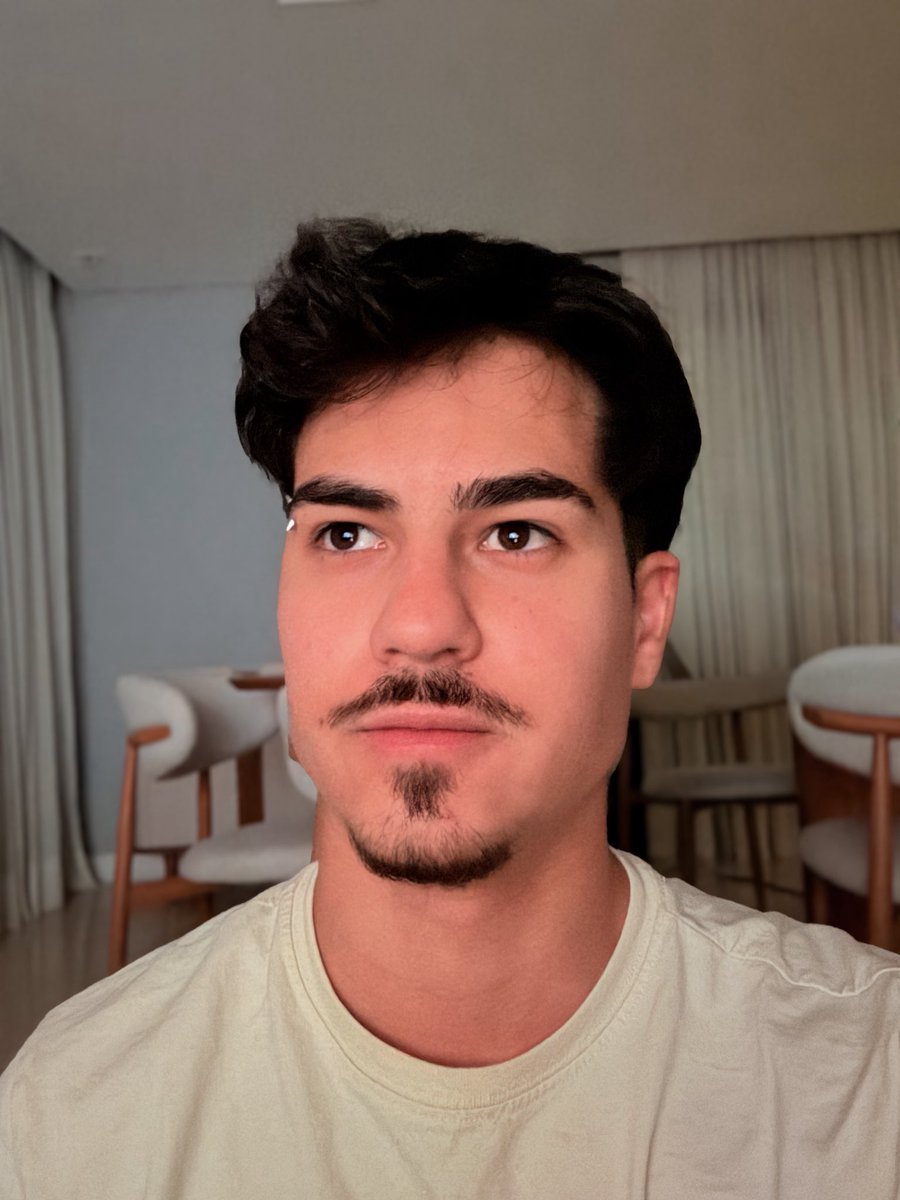 pitter_js's tweet image. Não sei vocês, mas eu sou profissional de tirar foto em ângulo que me deixa vesgo