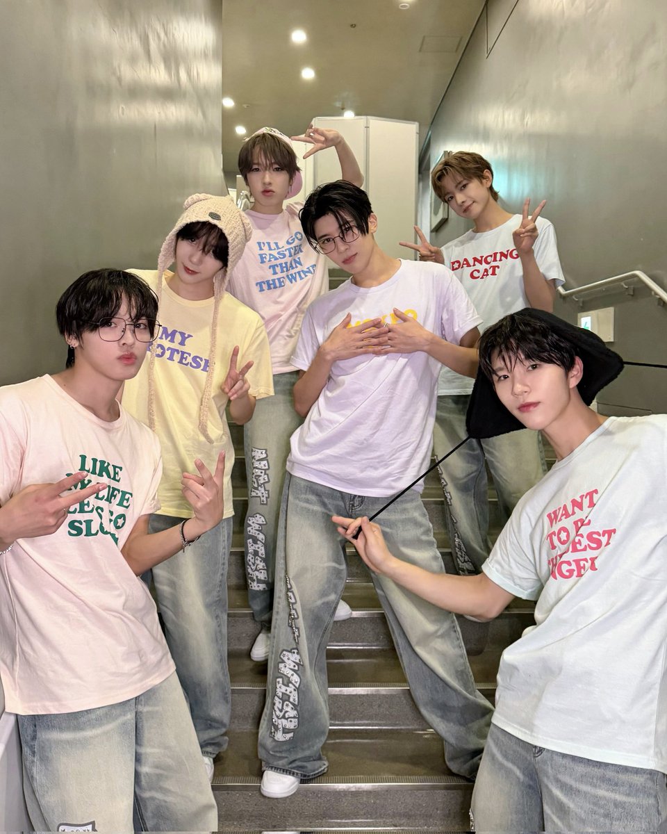 cheatcode2ur_s2's tweet image. 니네 이제 진짜 가족이고 한 팀이고 그렇게 영원히 같이 살아버려 ;;