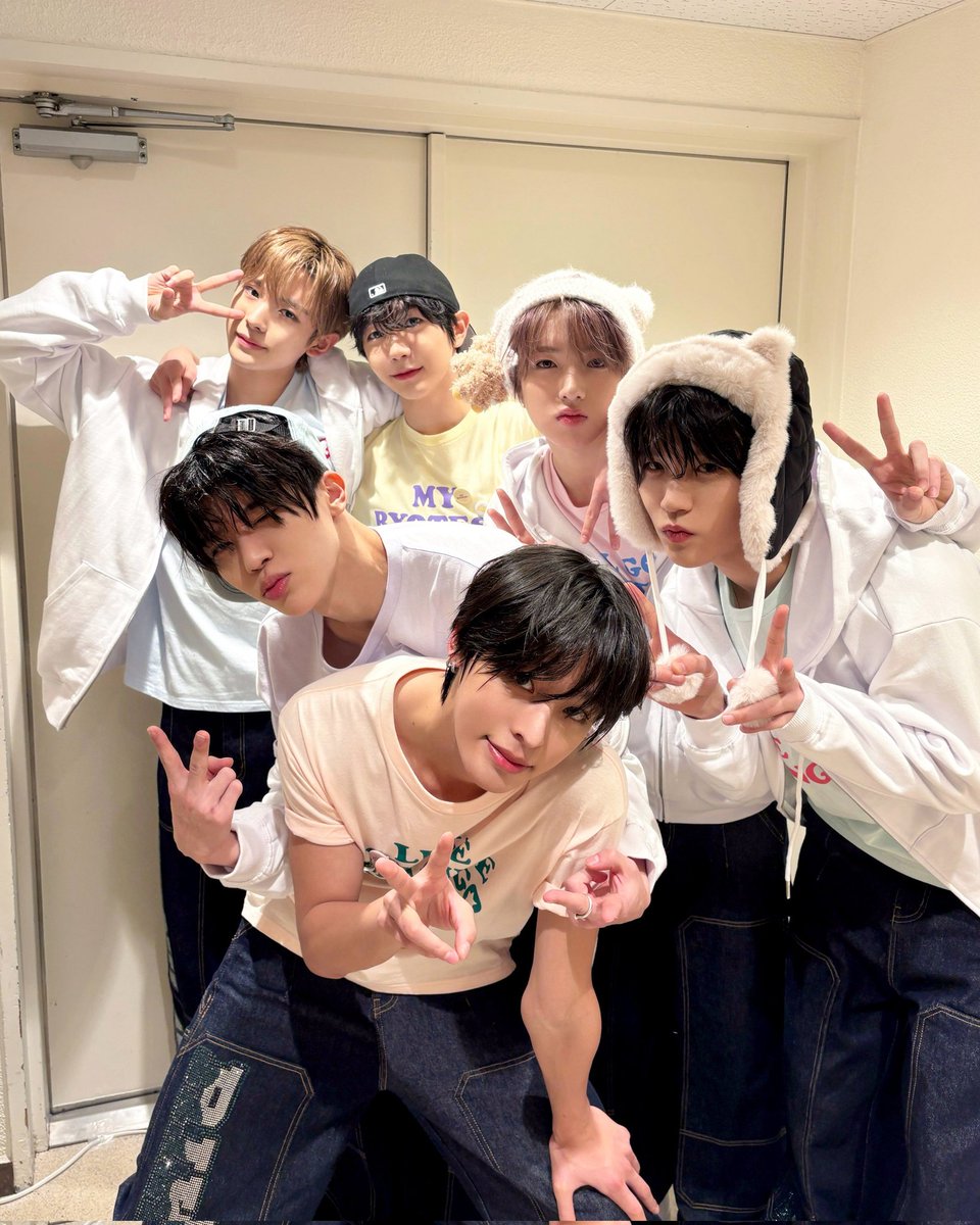 cheatcode2ur_s2's tweet image. 니네 이제 진짜 가족이고 한 팀이고 그렇게 영원히 같이 살아버려 ;;