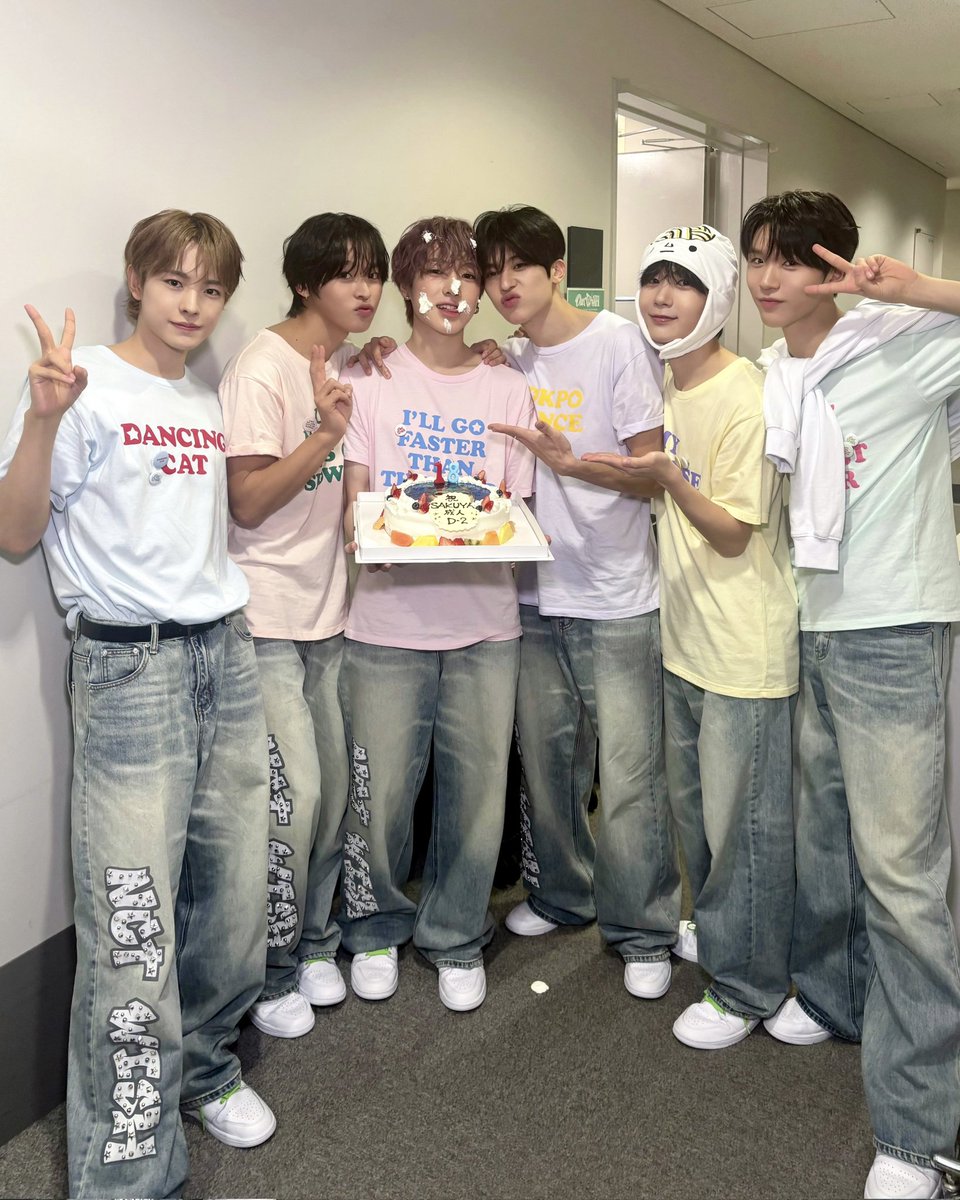 cheatcode2ur_s2's tweet image. 니네 이제 진짜 가족이고 한 팀이고 그렇게 영원히 같이 살아버려 ;;