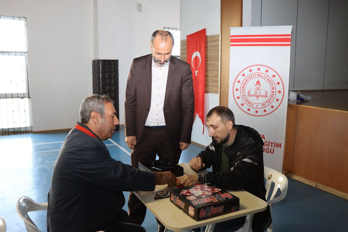 Öğretmenler arası Pentago Oyun Turnuvası, Fatma Ahu Terzi Gençlik Merkezi’nde gerçekleştirildi.

Turnuvanın açılışına Şube Müdürlerimiz Sn. Mehmet Turan ve Sn. Sinan Demir katılarak öğretmenlerimizle bir araya geldi, turnuvaya başarı dileklerini iletti.