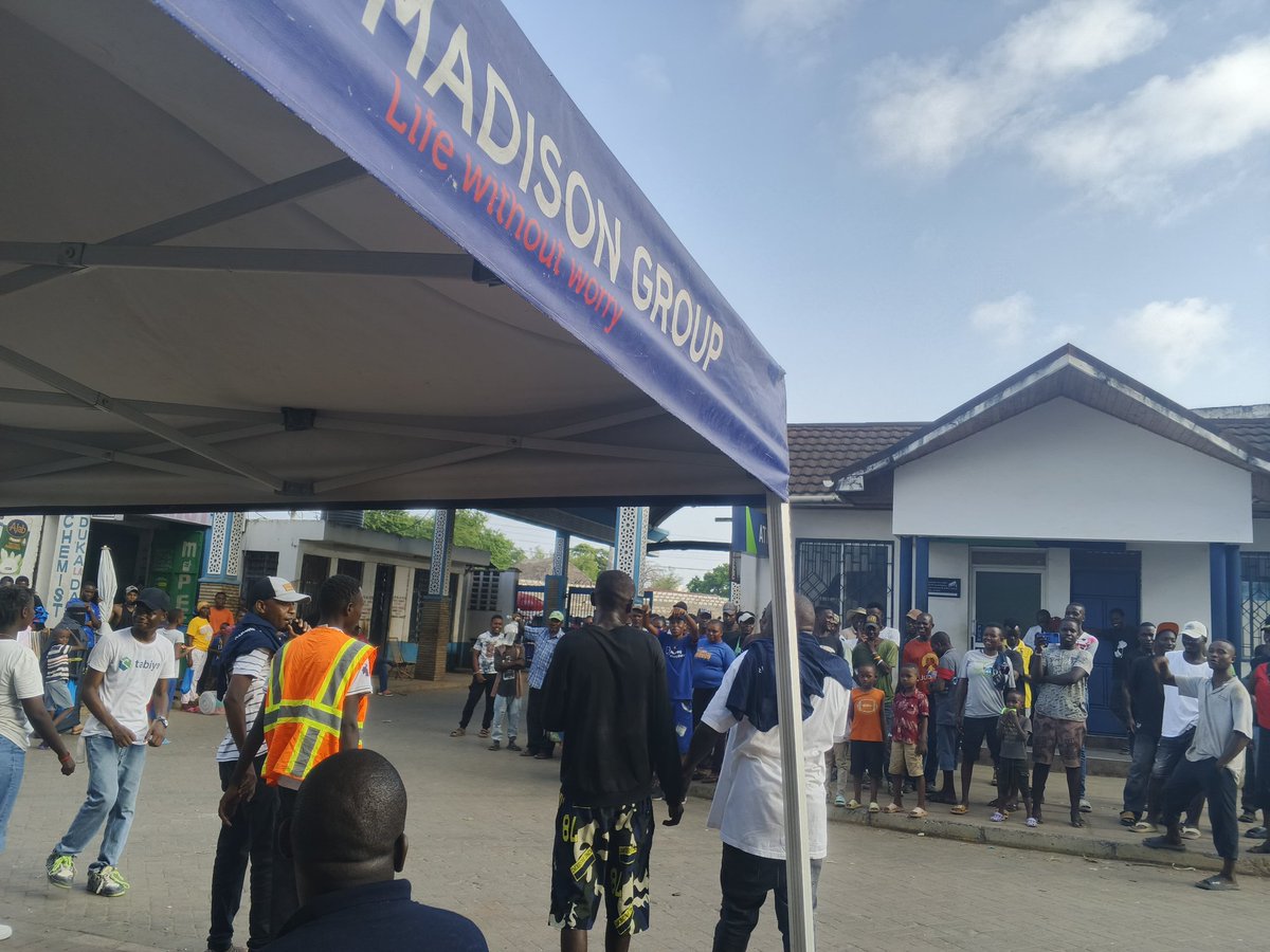 MoRadioKE's tweet photo. Kongowea market tumewafikia kuwaletea mazuri kwa hisani ya @madisongroup_ke kwenye msimu wa sherehe,tunawatembelea wateja wetu ili tuwashkuru.

Kama mfanyibiashara hapa sokoni,unaweza kuchukua ili kurahisha maisha na kuishi bila worry.

#LifeWithoutWorry #moradioke #WeAreIncharge https://t.co/1MgCywmC2s