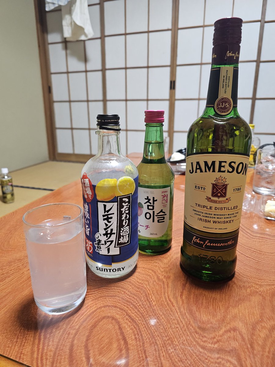 BomCATF14's tweet photo. 久々に酒飲み
レモンサワーやらウイスキーを飲���でる https://t.co/9DFieiYWhu