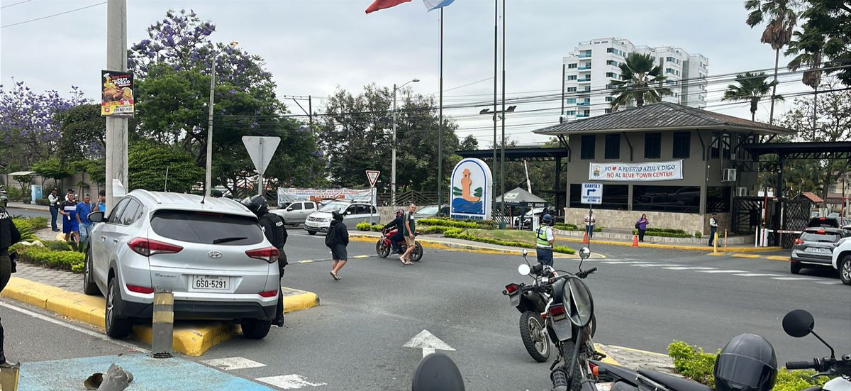 vtv_ecuador's tweet photo. #País: ¡Lo de siempre! 📑🎙Se reporta un hecho violento en Vía a la Costa, frente a #PuertoAzul. Se trataría de un sicariato. La Policía Nacional y la ATM se encuentran en el sitio.
Foto: X / Emergencias Ec https://t.co/XkUc4Ea0Mi