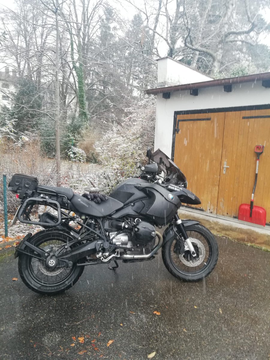 It snowed the first time in Munich this year during my commute ❄️🏍️🙂👍