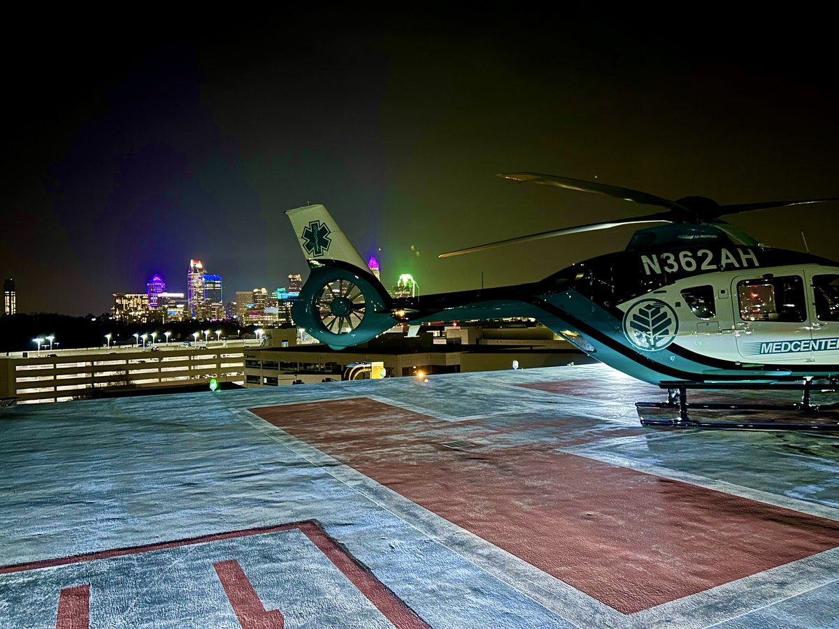 𝐙𝐞𝐫𝐨-𝐝𝐚𝐫𝐤-𝐭𝐡𝐢𝐫𝐭𝐲 𝐨𝐯𝐞𝐫 𝐂𝐡𝐚𝐫𝐥𝐨𝐭𝐭𝐞.
Our MedCenter Air crew works through the night from the CMC rooftop—here for our community 24/7. 🚁💙