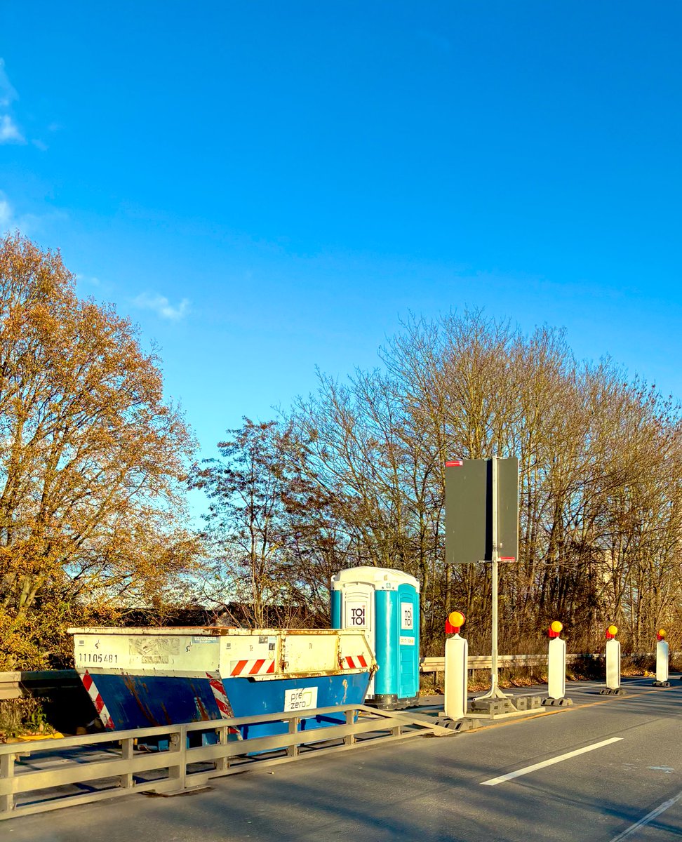Und auf der anderen Brückenseite hält einsam und alleine Dixie eins noch immer ihre wacht, obwohl kein Mensch oder Bauarbeiter sie mehr besucht, kein Radfahrer mehr an ihr vorbei radelt. Sie steht dort einsam und alleine im kalten November Wind.