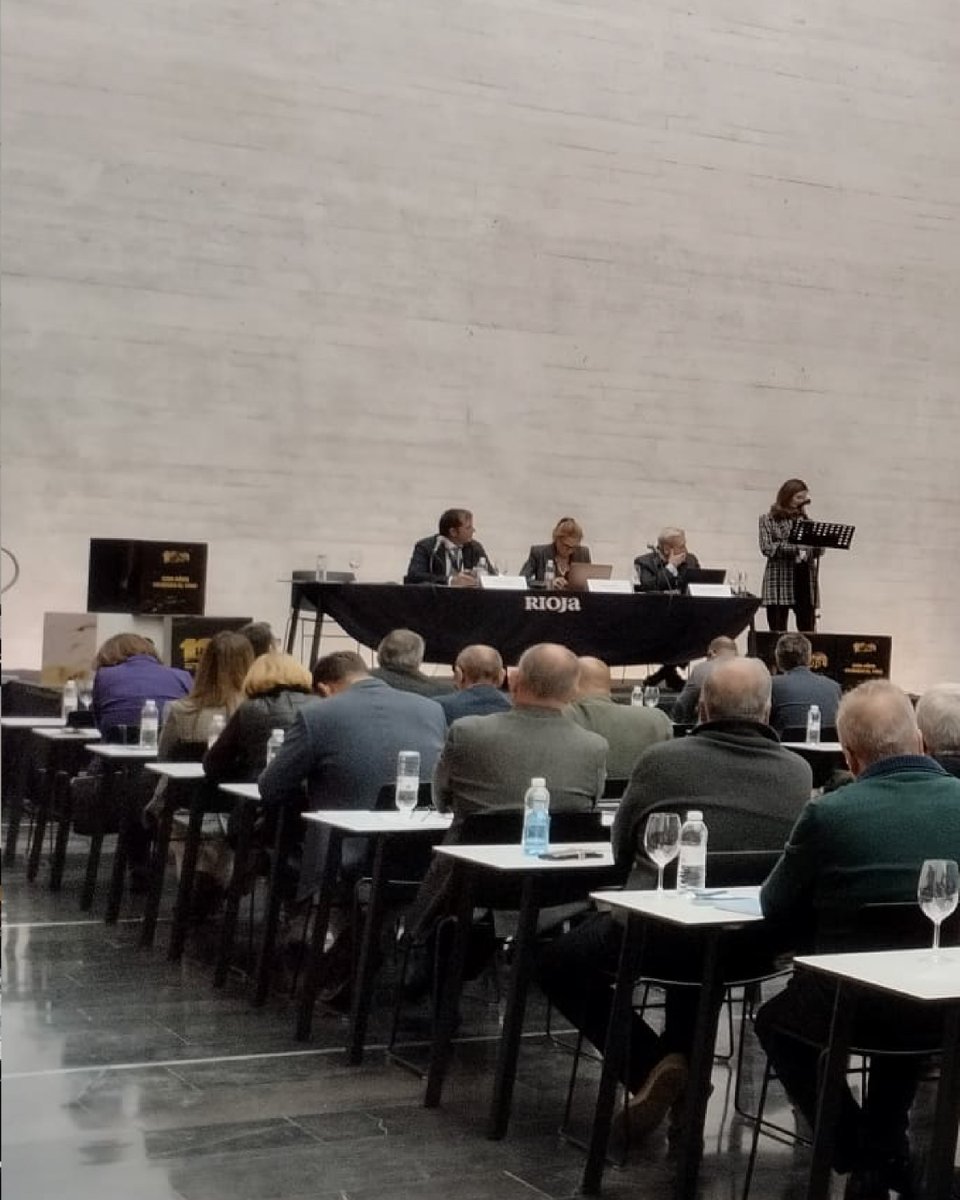 DOManchuela's tweet image. Nuestra #DOManchuela participa en la XXXVI Asamblea de la #CECRV en Rioja 🍇, centenario de la D.O.Ca. Rioja (1925-2025). Inaugura el alcalde de Logroño, cierra Javier Maté y la anfitriona es Raquel Pérez Cuevas, presidenta de la DO La Rioja. 🥂