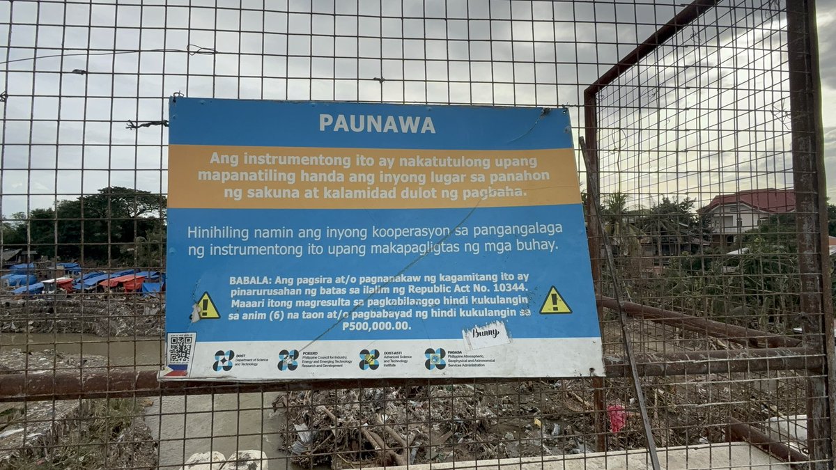 nababaha's tweet image. It was heartbreaking to see the non-functional flood sensor at the Mananga bridge in Talisay, Cebu. The installation of rain gauges and flood sensors all over the country was one of the projects under the NOAH program. Had it been working, communities beside the Mananga River…