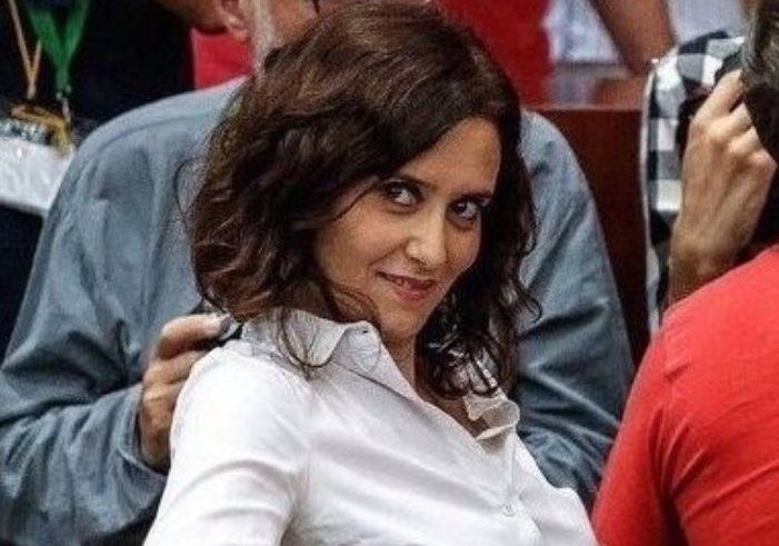 ELTOLAVARA6's tweet image. Cómo es posible que ésta analfabeta tenga tanto poder como para cargarse a su jefe (Casado)  al Fiscal General,y vendrán también la esposa y el hermano del presidente del gobierno?..Una Fascista analfabeta es MUY PELIGROSA..Lo estamos viendo en el analfabeto Trump..