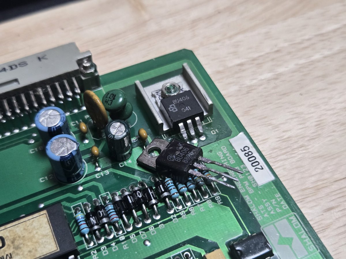 Condencitor's tweet image. 근황: 이런거 고치며 살고있습니다.