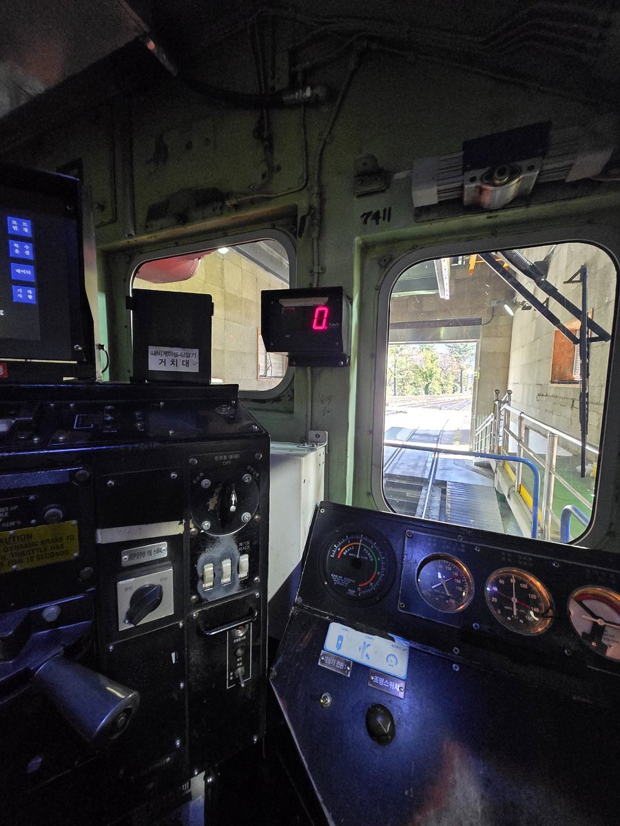 Condencitor's tweet image. 근황: 이런거 고치며 살고있습니다.