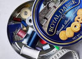 ShioTheQueen's tweet photo. @JeppeDKvr What else would it be, clearly sewing supplies qwq https://t.co/AooPq0CiPD