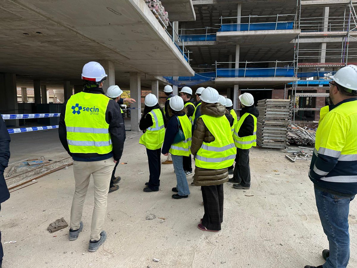 ETSIDI_UPM's tweet image. 🦺 Estudiantes de Sistemas Constructivos y Hormigón (ETSIDI – UPM) visitan hoy una obra en Alcalá de Henares
Aprendieron sobre sistemas estructurales, proceso de hormigonado y ejecución real.

Una experiencia clave para su formación técnica👷‍♂️📚
#SomosUPM #Construcción #Hormigón