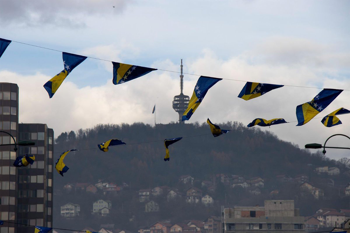 U susret obilježavanju 25. novembra- Dana državnosti Bosne i Hercegovine, ulice Novog Sarajeva ukrašene su u bojama naše zastave podsjećajući nas na vrijednosti na kojima počiva naša država- slobodu, ravnopravnost i zajedništvo.

Zastave nisu samo ukras. One su poruka zahvalnosti