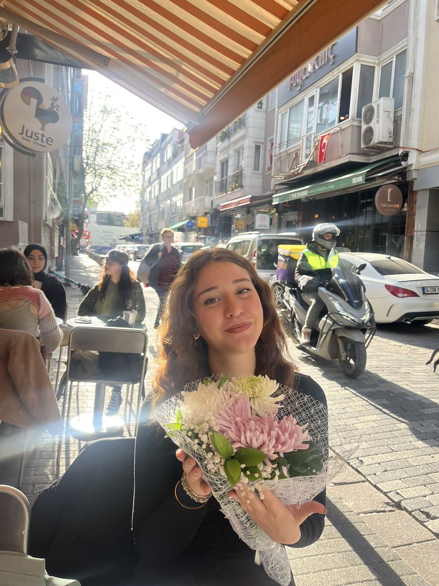 Bugün dünyanın en şanslı kızı bendim, aşkım kasımpatı almış, motorumuza bindik deri ceket couple kombinlerimiz vardı yemek yedik kahve içtik güldük eğlendik şimdi de eve dönüyorum sırıtarak. ☺️🥰🥰🧿🧿🧿