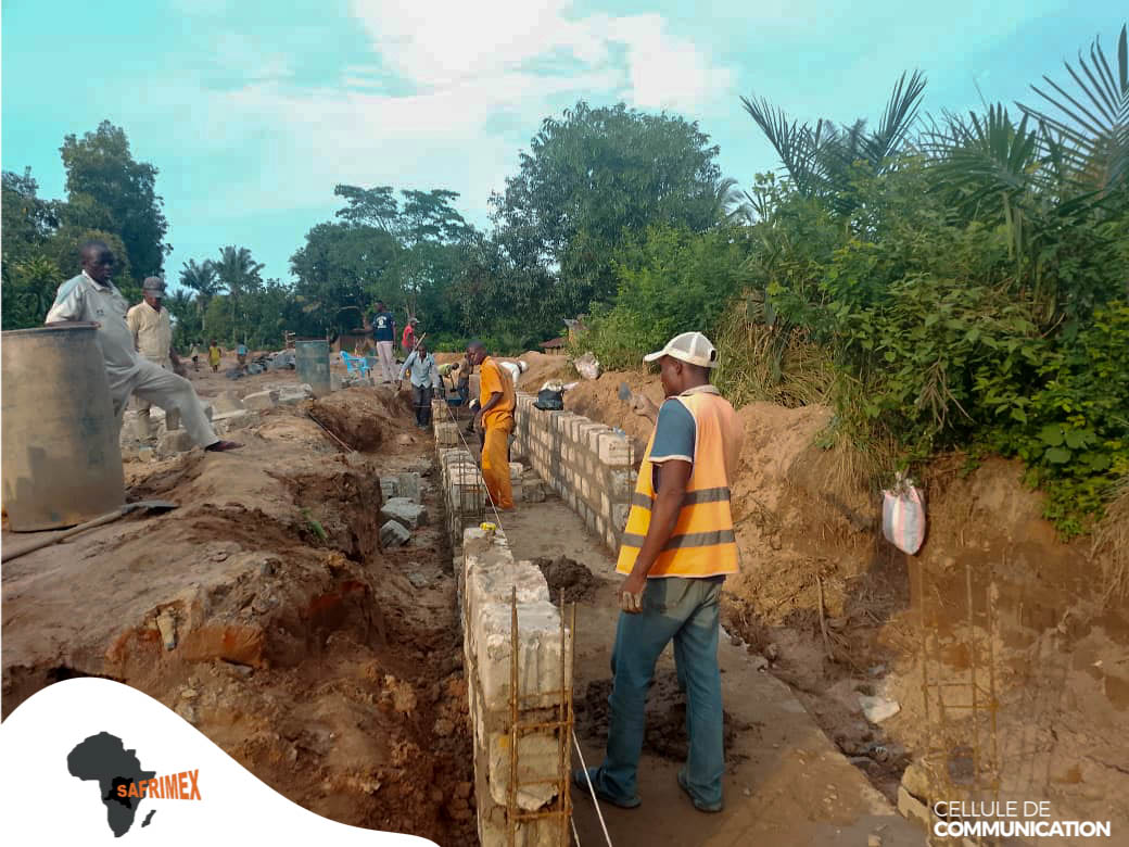 InfosPlus_rdc's tweet image. .#KANANGA: Avenue de la Chute sur 1240m vers les chutes Mbombo, 500m déjà finis (excavation, radiers, maçonnerie, chaînage, colonnes, raidisseurs).Sur 617m : 80% maçonnerie, 90% radiés, excavations BP en cours.➡ Caniveau latéral d’1m avec glissière de 150m. Travaux réalisés par…