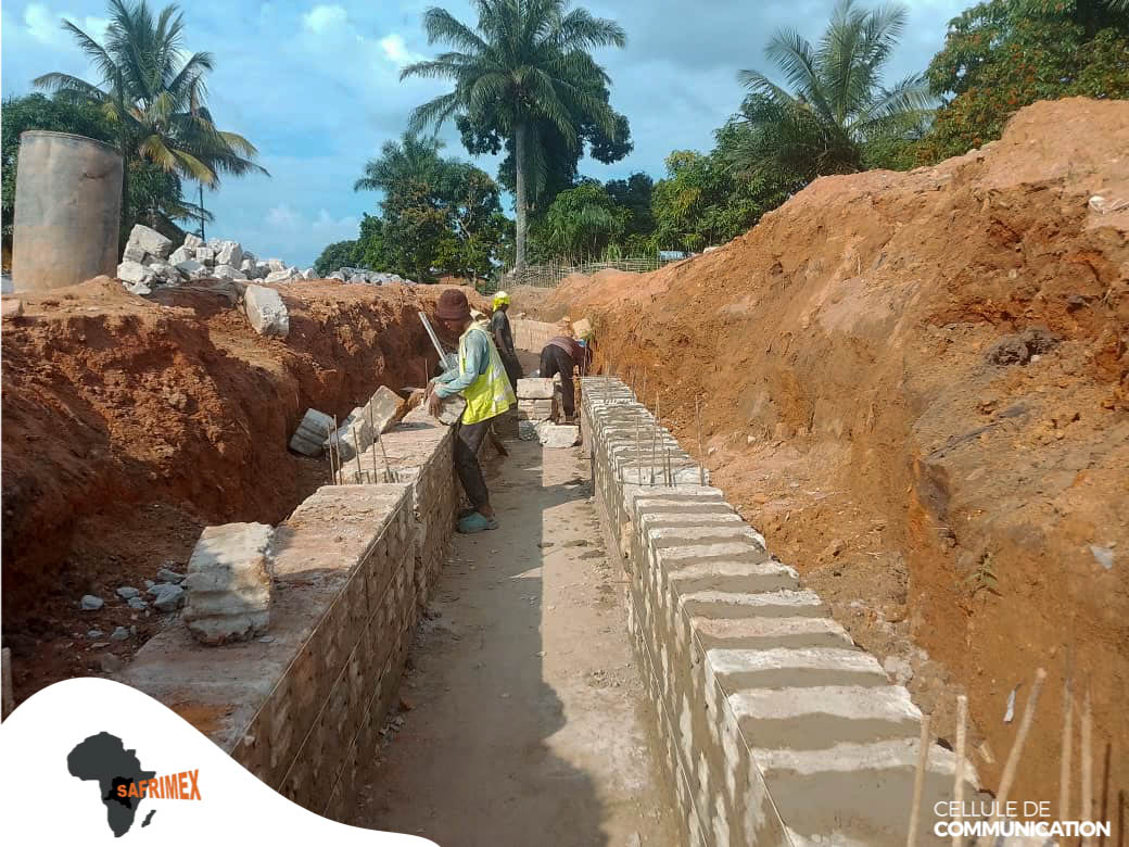InfosPlus_rdc's tweet image. .#KANANGA: Avenue de la Chute sur 1240m vers les chutes Mbombo, 500m déjà finis (excavation, radiers, maçonnerie, chaînage, colonnes, raidisseurs).Sur 617m : 80% maçonnerie, 90% radiés, excavations BP en cours.➡ Caniveau latéral d’1m avec glissière de 150m. Travaux réalisés par…