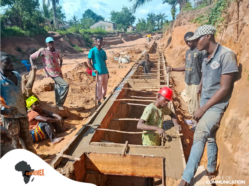 InfosPlus_rdc's tweet image. .#KANANGA: Avenue de la Chute sur 1240m vers les chutes Mbombo, 500m déjà finis (excavation, radiers, maçonnerie, chaînage, colonnes, raidisseurs).Sur 617m : 80% maçonnerie, 90% radiés, excavations BP en cours.➡ Caniveau latéral d’1m avec glissière de 150m. Travaux réalisés par…