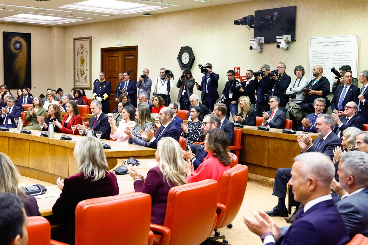 Los Reyes, acompañados por la Princesa de Asturias y la Infanta Sofía, han presidido el acto “50 años después: la Corona en el tránsito a la democracia”.

El coloquio, celebrado en el Congreso de los Diputados, ha reunido a especialistas en derecho constitucional, historiadores y