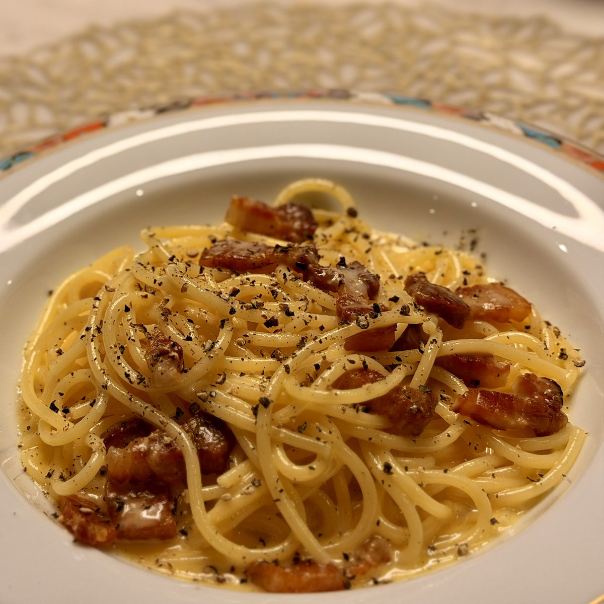 日中カルボナーラの話をしていたら無性に食べたくなっていたのでこの時間ですが。
すんません、自家製パンチェッタとペコリーノなんですけど、やっぱり犯罪ですかね…
#cucinaitaliana #italiancuisine #carbonara