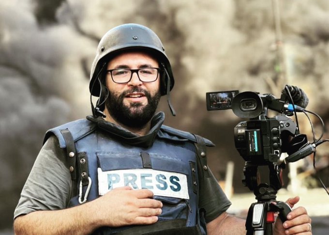 BREAKING| Israeli occupation forces detain Anadolu Agency cameraman Hisham Abu Shaqrah while he reports on their aggression in the town of Huwara, located south of Nablus.
Photo: @QudsNen/X