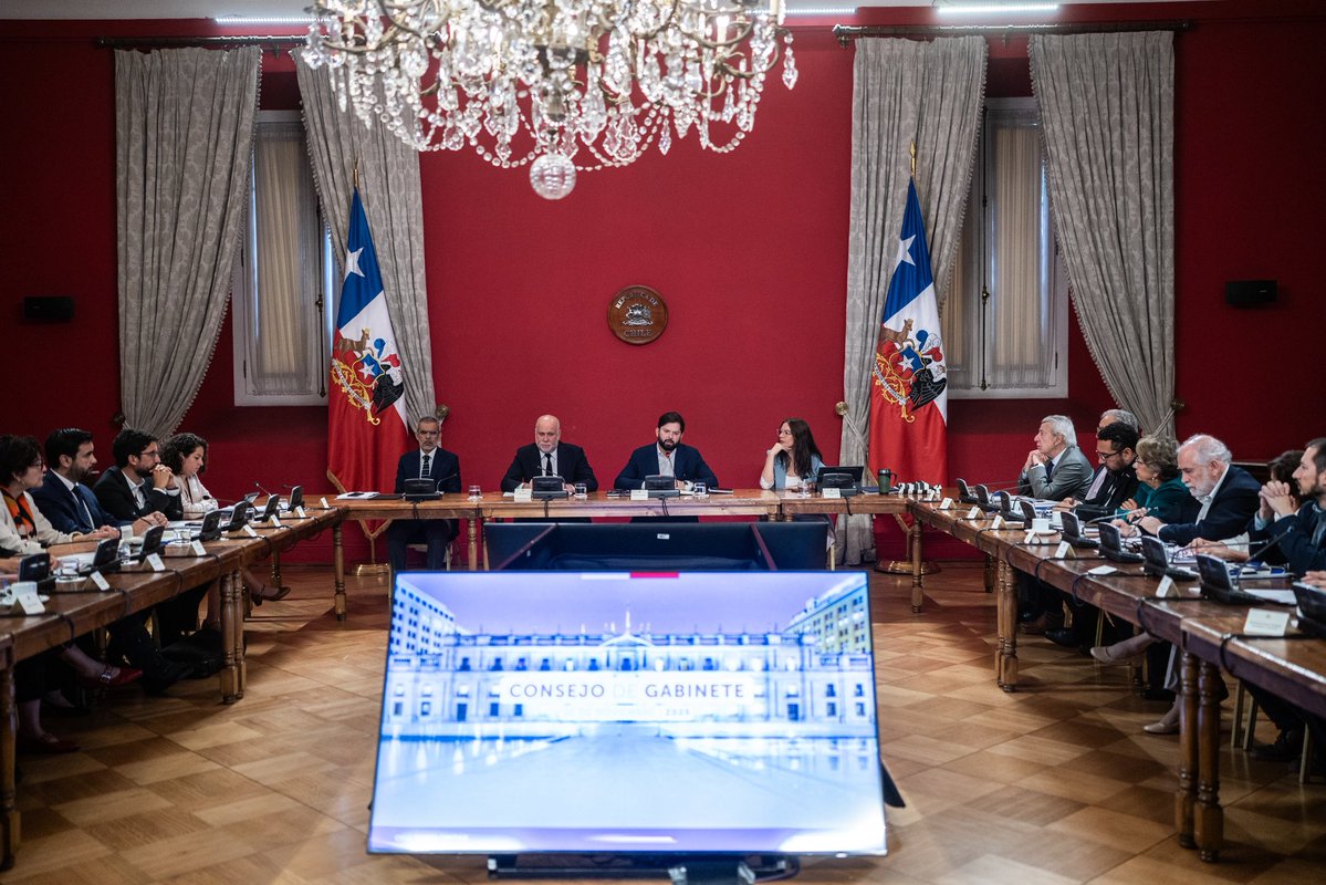 camila_vallejo's tweet image. El Presidente Gabriel Boric lideró un nuevo Consejo de Gabinete donde evaluamos el progreso de las últimas semanas y trazamos los ejes estratégicos para el período que viene, reforzando el compromiso del Gobierno con un trabajo sostenido y con resultados concretos para las…