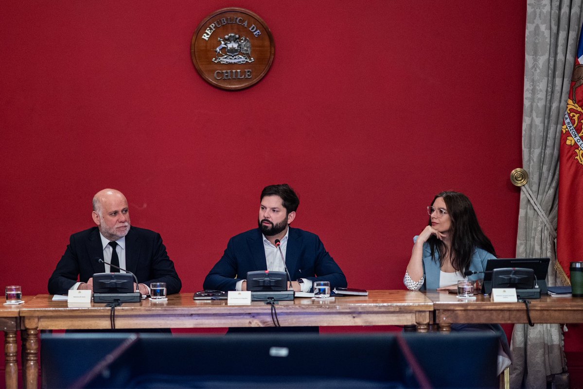 camila_vallejo's tweet image. El Presidente Gabriel Boric lideró un nuevo Consejo de Gabinete donde evaluamos el progreso de las últimas semanas y trazamos los ejes estratégicos para el período que viene, reforzando el compromiso del Gobierno con un trabajo sostenido y con resultados concretos para las…