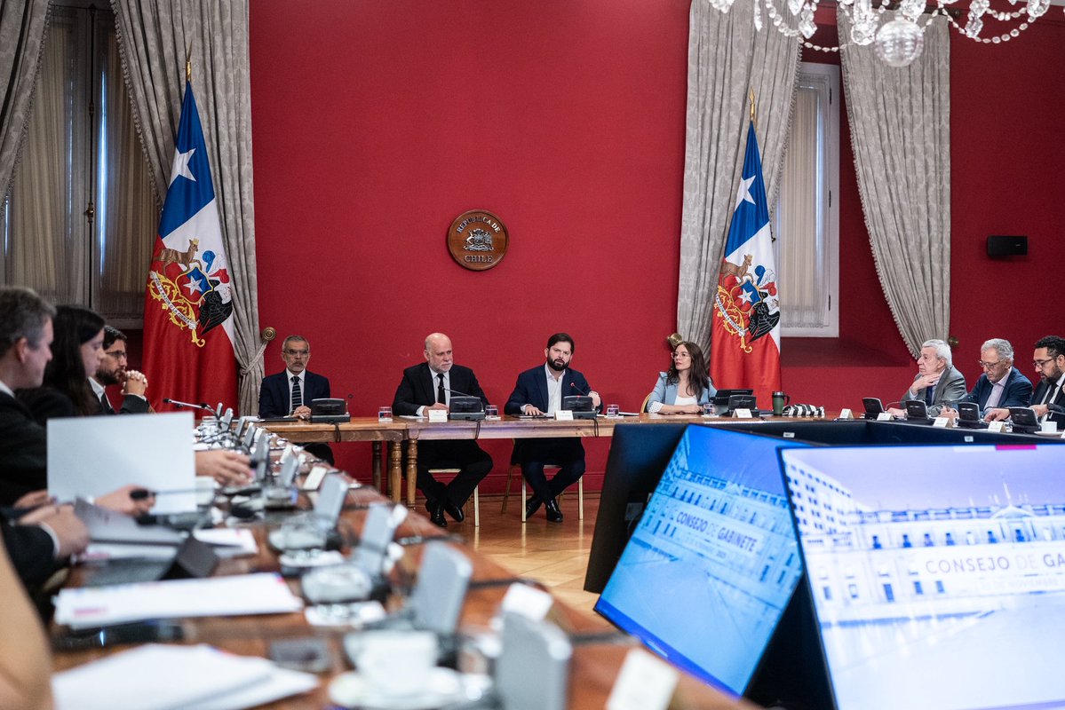 camila_vallejo's tweet image. El Presidente Gabriel Boric lideró un nuevo Consejo de Gabinete donde evaluamos el progreso de las últimas semanas y trazamos los ejes estratégicos para el período que viene, reforzando el compromiso del Gobierno con un trabajo sostenido y con resultados concretos para las…