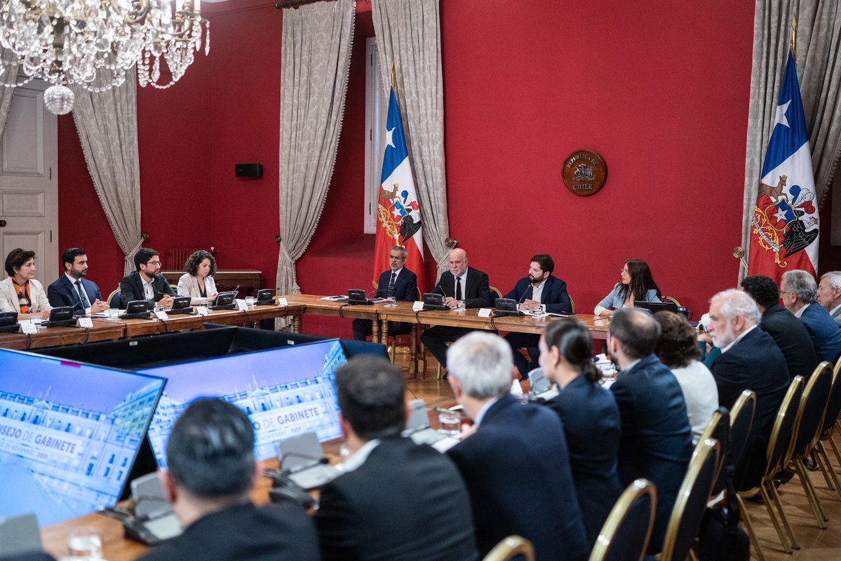 camila_vallejo's tweet image. El Presidente Gabriel Boric lideró un nuevo Consejo de Gabinete donde evaluamos el progreso de las últimas semanas y trazamos los ejes estratégicos para el período que viene, reforzando el compromiso del Gobierno con un trabajo sostenido y con resultados concretos para las…