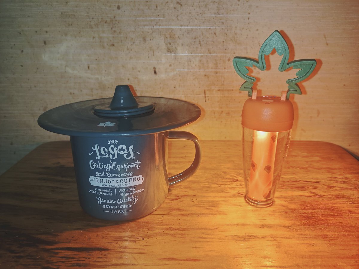 minoru_camping's tweet image. お疲れ様です。
10月までの所属部署の皆さんに催して頂いた酒宴から戻り、住処で余韻に浸っております。
ソロキャンパーのみのる、辛党のみのる、とご承知頂いた上で、#LOGOS さんのキャンプギア(燻製楽しみます！)、薬味などで使える辛味調味料、分かる人には分かる赤いタオルマフラーを頂きました！