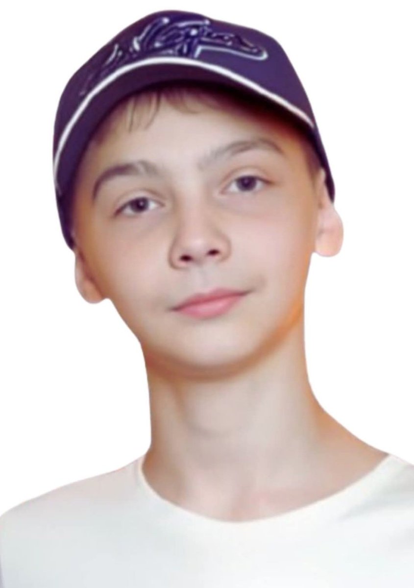 Mahamed45049766's tweet image. ילד בן 14 לא אמור למות בגלל מבטא ובגלל שמערכת שלמה מעדיפה לא לראות.
ולדימיר ז״ל  תלמיד כיתה ח' בן 14 מבית הספר "אורט שרת" בנוף הגליל התחנן שיעזרו לו, ההורים שלו התחננו. אבל המערכת נשארה אטומה. הוא סבל מחרם, מכות והתעלמות מוחלטת. עד שלא יכל לשאת בזה יותר.
עוד מוות שהיה ניתן למנוע.