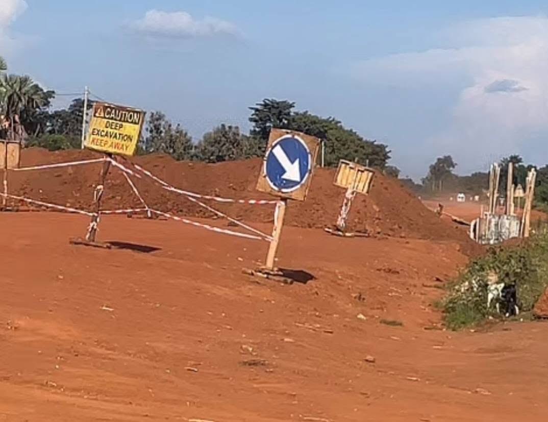 This very early morning NRM REGIME decided to block the road where HE. Bobi Wine has to pass to #YUMBE😠😠.
#ANewUgandaNow🇺🇬
