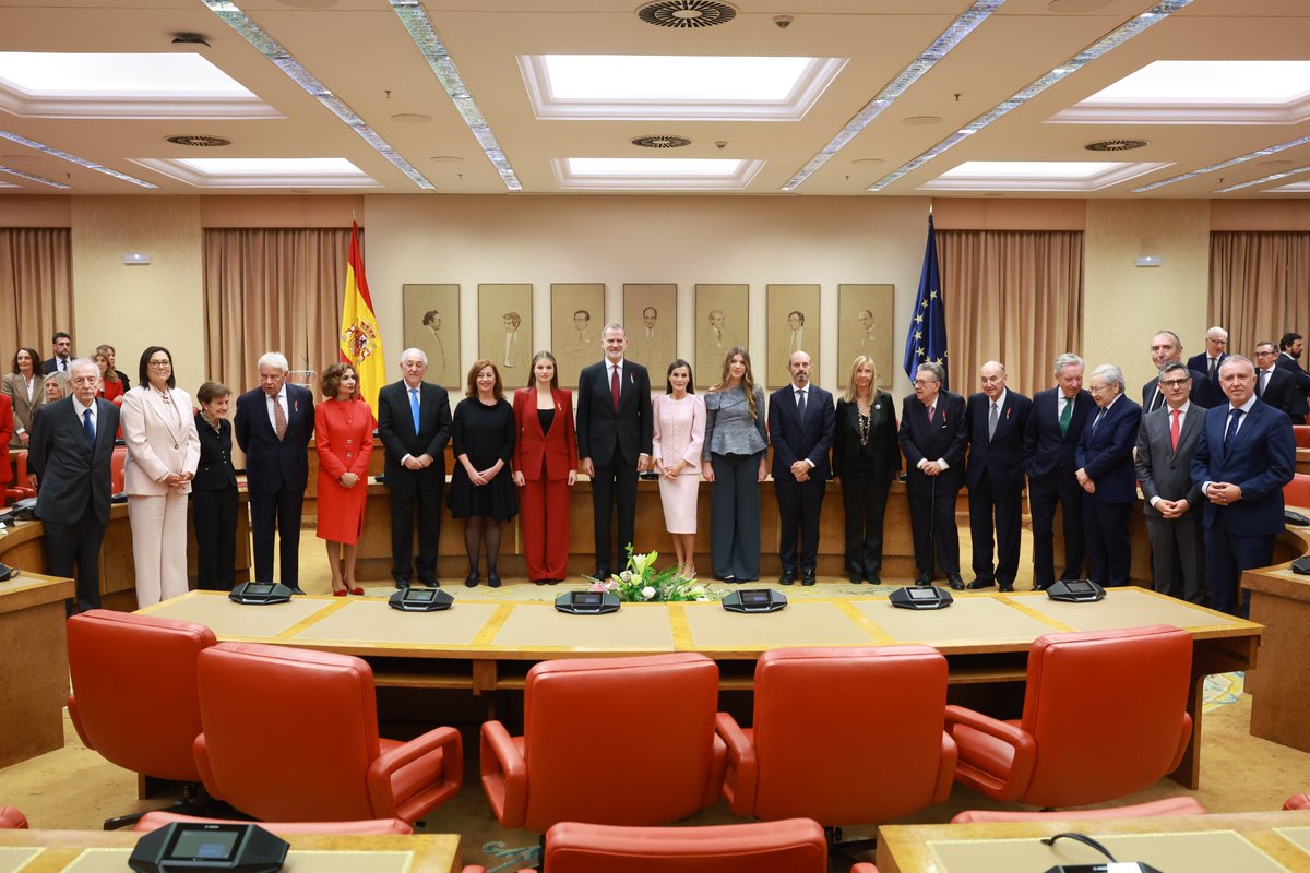 Los Reyes, la Princesa de Asturias y la Infanta Sofía, junto a participantes y asistentes al acto “50 años después: la Corona en el tránsito a la democracia” celebrado en el Congreso de los Diputados.

➡️casareal.es/ES/Actividades…