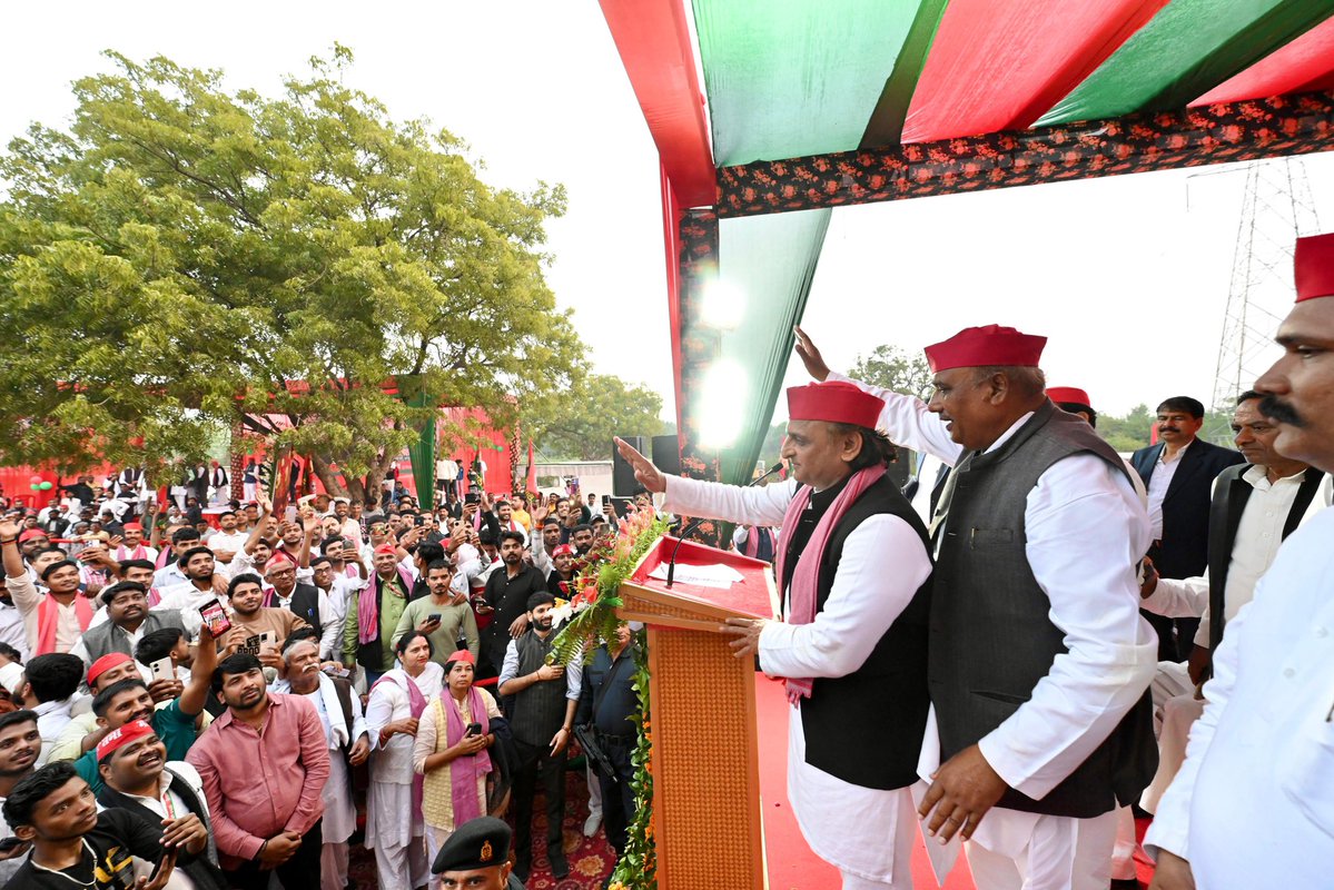 yadavakhilesh's tweet image. हमारा तो बचपन दंगल देखते बीता है।

दंगल की सीख तो हमें नेताजी से विरासत में मिली है।

नेताजी की राजनीतिक जीवन की यात्रा तो दंगल के अखाड़े की वजह से ही शुरु हुई थी। 

दंगल में शरीर और दिमाग दोनों का मेल होता है। 

सही समय पर सही दांव वाला ही जीतता है।

दंगल से सबसे बड़ा सबक ये…