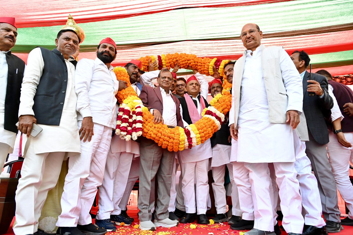 yadavakhilesh's tweet image. हमारा तो बचपन दंगल देखते बीता है।

दंगल की सीख तो हमें नेताजी से विरासत में मिली है।

नेताजी की राजनीतिक जीवन की यात्रा तो दंगल के अखाड़े की वजह से ही शुरु हुई थी। 

दंगल में शरीर और दिमाग दोनों का मेल होता है। 

सही समय पर सही दांव वाला ही जीतता है।

दंगल से सबसे बड़ा सबक ये…