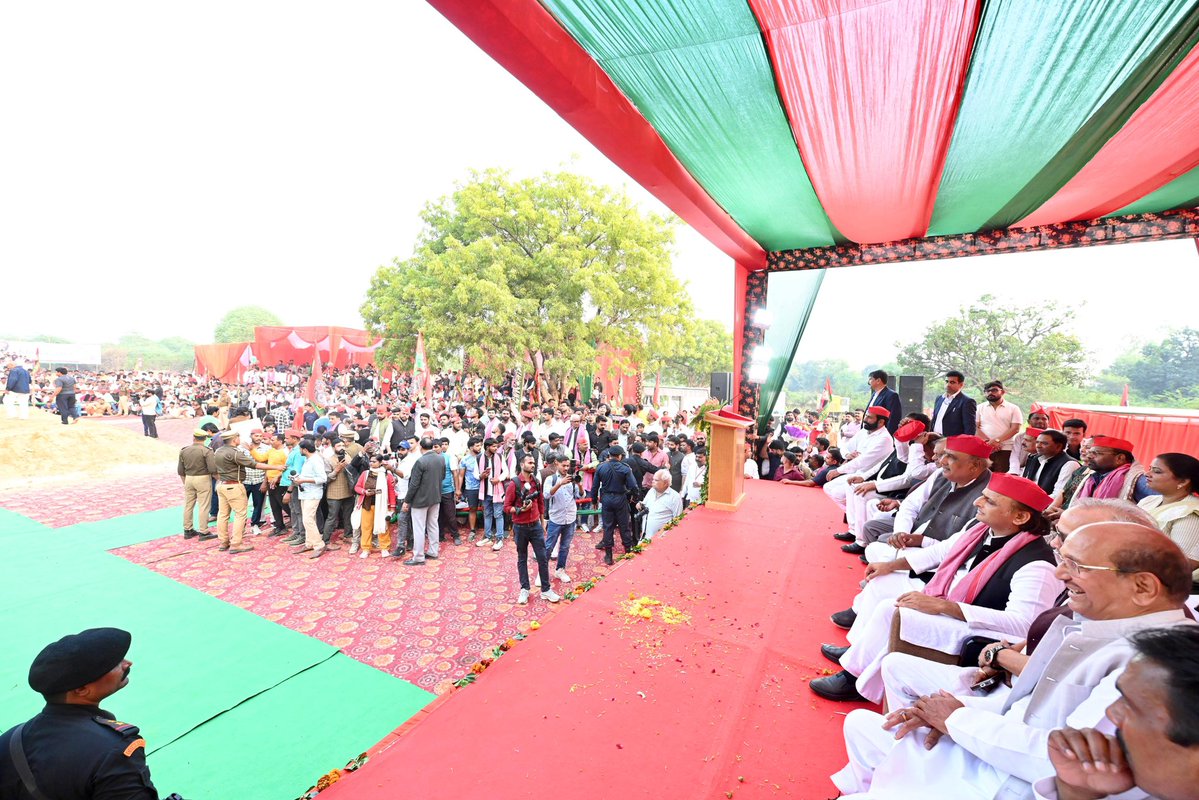 yadavakhilesh's tweet image. हमारा तो बचपन दंगल देखते बीता है।

दंगल की सीख तो हमें नेताजी से विरासत में मिली है।

नेताजी की राजनीतिक जीवन की यात्रा तो दंगल के अखाड़े की वजह से ही शुरु हुई थी। 

दंगल में शरीर और दिमाग दोनों का मेल होता है। 

सही समय पर सही दांव वाला ही जीतता है।

दंगल से सबसे बड़ा सबक ये…