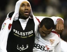 gorbyash's tweet photo. @FaktaSepakbola Frederic Kanoute, pernah selebrasi dan nunjukin supportnya ke Palestina di tahun 2009, tapi kena hukuman dari federasi. Dari situ mulai liat standar gandanya sepak bola eropa https://t.co/zIe675Xhrl