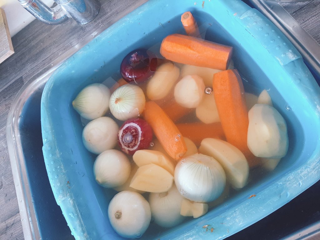 limwierde's tweet image. &quot;The making of a voorraadje hutspot.&quot;
(Drukke weken voor de boeg, dus nu investeren in dan tijd besparen.)